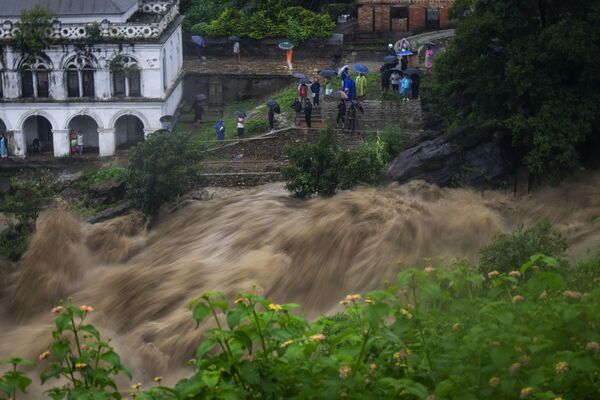 Lugareños observan la crecida del río Bagmati en la ciudad de Katmandú, Nepal. Lugareños observan la crecida del río Bagmati en la ciudad de Katmandú, Nepal. - Sputnik Mundo