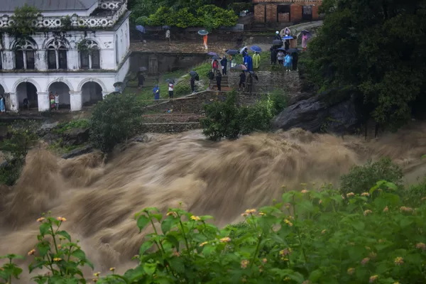 Lugareños observan la crecida del río Bagmati en la ciudad de Katmandú, Nepal. Lugareños observan la crecida del río Bagmati en la ciudad de Katmandú, Nepal. - Sputnik Mundo