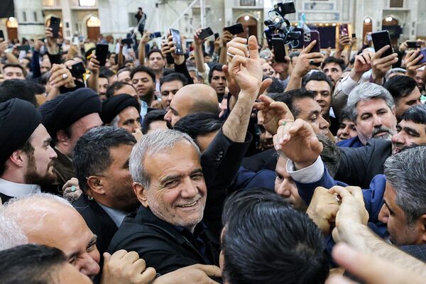 Masud Pezeshkian ganó el 6 de julio la segunda vuelta de las elecciones presidenciales en Irán frente a Saeed Jalilí.En la foto: Pezeshkian (en el centro), rodeado de simpatizantes durante su visita al santuario del fundador de la República Islámica, el ayatolá Ruholá Jomeiní, en Teherán. Masud Pezeshkian ganó el 6 de julio la segunda vuelta de las elecciones presidenciales en Irán frente a Saeed Jalilí.En la foto: Pezeshkian (en el centro), rodeado de simpatizantes durante su visita al santuario del fundador de la República Islámica, el ayatolá Ruholá Jomeiní, en Teherán. - Sputnik Mundo