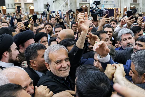 Masud Pezeshkian ganó el 6 de julio la segunda vuelta de las elecciones presidenciales en Irán frente a Saeed Jalilí.En la foto: Pezeshkian (en el centro), rodeado de simpatizantes durante su visita al santuario del fundador de la República Islámica, el ayatolá Ruholá Jomeiní, en Teherán. Masud Pezeshkian ganó el 6 de julio la segunda vuelta de las elecciones presidenciales en Irán frente a Saeed Jalilí.En la foto: Pezeshkian (en el centro), rodeado de simpatizantes durante su visita al santuario del fundador de la República Islámica, el ayatolá Ruholá Jomeiní, en Teherán. - Sputnik Mundo