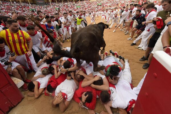 Uno de los eventos más famosos de las fiestas de San Fermín es el encierro, que consiste en una carrera de personas a lo largo de un recorrido de 849 metros delante de al menos seis toros.En la foto: un toro salta sobre un grupo de personas tendidas en el suelo de la plaza de toros durante el encierro en Pamplona, España. Uno de los eventos más famosos de las fiestas de San Fermín es el encierro, que consiste en una carrera de personas a lo largo de un recorrido de 849 metros delante de al menos seis toros.En la foto: un toro salta sobre un grupo de personas tendidas en el suelo de la plaza de toros durante el encierro en Pamplona, España. - Sputnik Mundo