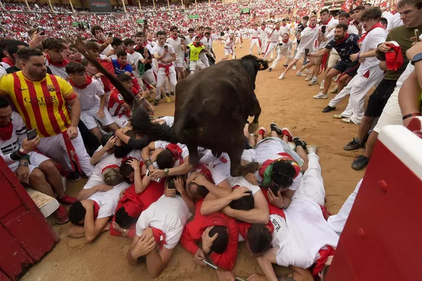 Uno de los eventos más famosos de las fiestas de San Fermín es el encierro, que consiste en una carrera de personas a lo largo de un recorrido de 849 metros delante de al menos seis toros.En la foto: un toro salta sobre un grupo de personas tendidas en el suelo de la plaza de toros durante el encierro en Pamplona, España. Uno de los eventos más famosos de las fiestas de San Fermín es el encierro, que consiste en una carrera de personas a lo largo de un recorrido de 849 metros delante de al menos seis toros.En la foto: un toro salta sobre un grupo de personas tendidas en el suelo de la plaza de toros durante el encierro en Pamplona, España. - Sputnik Mundo