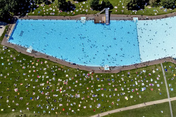 Gente tomando el sol junto a una piscina pública de Brentano, en la ciudad alemana de Fráncfort del Meno. Gente tomando el sol junto a una piscina pública de Brentano, en la ciudad alemana de Fráncfort del Meno. - Sputnik Mundo
