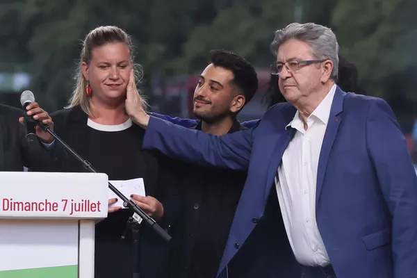 Una coalición de izquierda ganó la mayoría de los escaños parlamentarios en las elecciones anticipadas de Francia.En la imagen: el fundador del partido Francia Insumisa (LFI), Jean-Luc Melenchon, a la derecha, hace un gesto a Mathilde Panot, antigua jefa del grupo LFI en la Asamblea Nacional francesa. Una coalición de izquierda ganó la mayoría de los escaños parlamentarios en las elecciones anticipadas de Francia.En la imagen: el fundador del partido Francia Insumisa (LFI), Jean-Luc Melenchon, a la derecha, hace un gesto a Mathilde Panot, antigua jefa del grupo LFI en la Asamblea Nacional francesa. - Sputnik Mundo