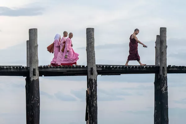 Monjes budistas caminan por el puente U Bein del lago Taungthaman en Mandalay, Birmania. Monjes budistas caminan por el puente U Bein del lago Taungthaman en Mandalay, Birmania. - Sputnik Mundo