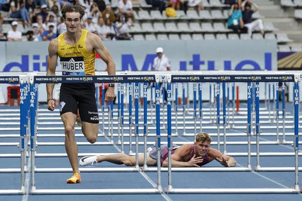 El francés Kevin Mayer (derecha) tras caer en la prueba masculina de 110 metros vallas de triatlón durante la disputa de la Liga de Diamante de atletismo Meeting de París. El francés Kevin Mayer (derecha) tras caer en la prueba masculina de 110 metros vallas de triatlón durante la disputa de la Liga de Diamante de atletismo Meeting de París. - Sputnik Mundo