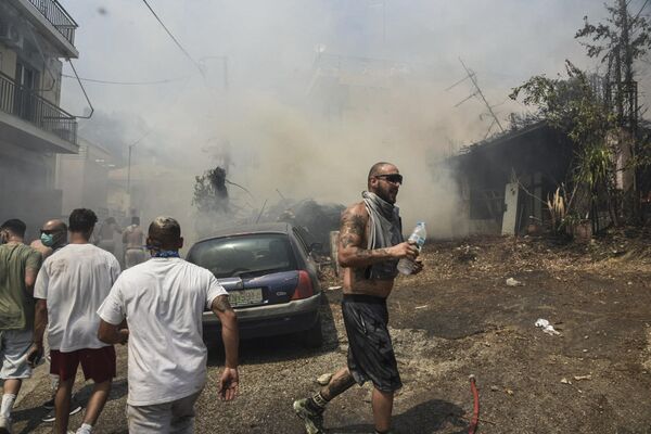 En 2024, Grecia registró su junio más caluroso desde 1960.En la foto: un incendio forestal cerca de la ciudad griega de Patras. En 2024, Grecia registró su junio más caluroso desde 1960.En la foto: un incendio forestal cerca de la ciudad griega de Patras. - Sputnik Mundo