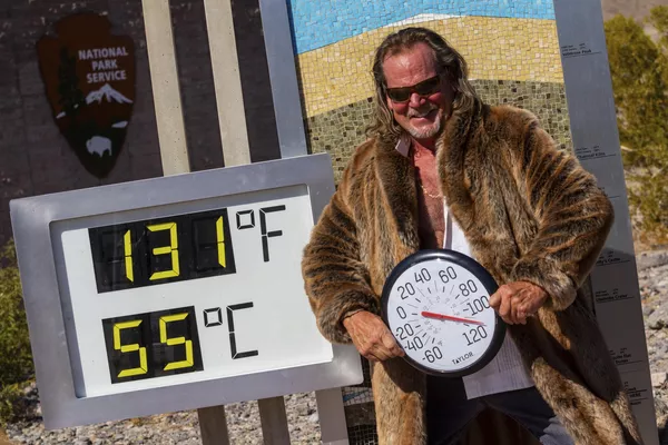 Un hombre posa con un abrigo de piel junto a un termómetro que indica una temperatura de 55 °C en el centro de visitantes de Furness Creek, en el Parque Nacional del Valle de la Muerte, Estados Unidos. Un hombre posa con un abrigo de piel junto a un termómetro que indica una temperatura de 55 °C en el centro de visitantes de Furness Creek, en el Parque Nacional del Valle de la Muerte, Estados Unidos. - Sputnik Mundo