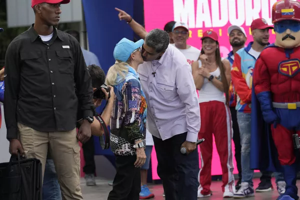 El presidente venezolano, Nicolás Maduro, besa a su esposa Celia Flores durante un acto de su campaña electoral en Caracas. El presidente venezolano, Nicolás Maduro, besa a su esposa Celia Flores durante un acto de su campaña electoral en Caracas. - Sputnik Mundo