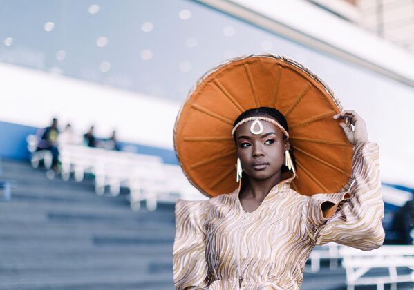 Una modelo presenta creaciones de diseñadores locales durante un desfile de moda en la ciudad surafricana de Durban. Una modelo presenta creaciones de diseñadores locales durante un desfile de moda en la ciudad surafricana de Durban. - Sputnik Mundo