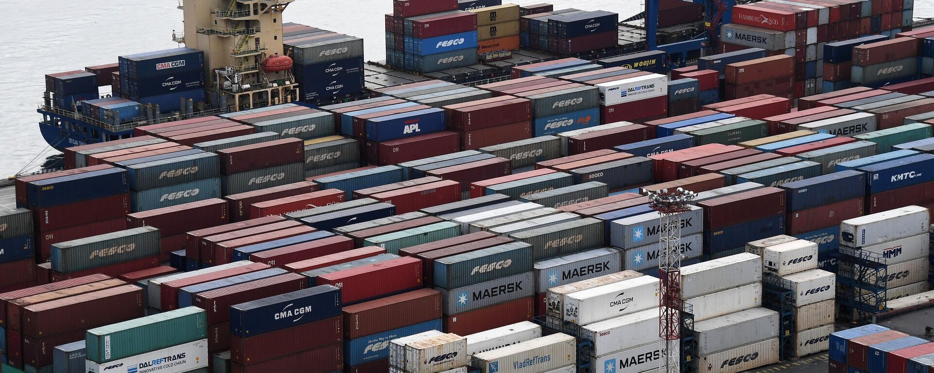 Contenedores de carga en el puerto de Vladivostok - Sputnik Mundo, 1920, 14.07.2024