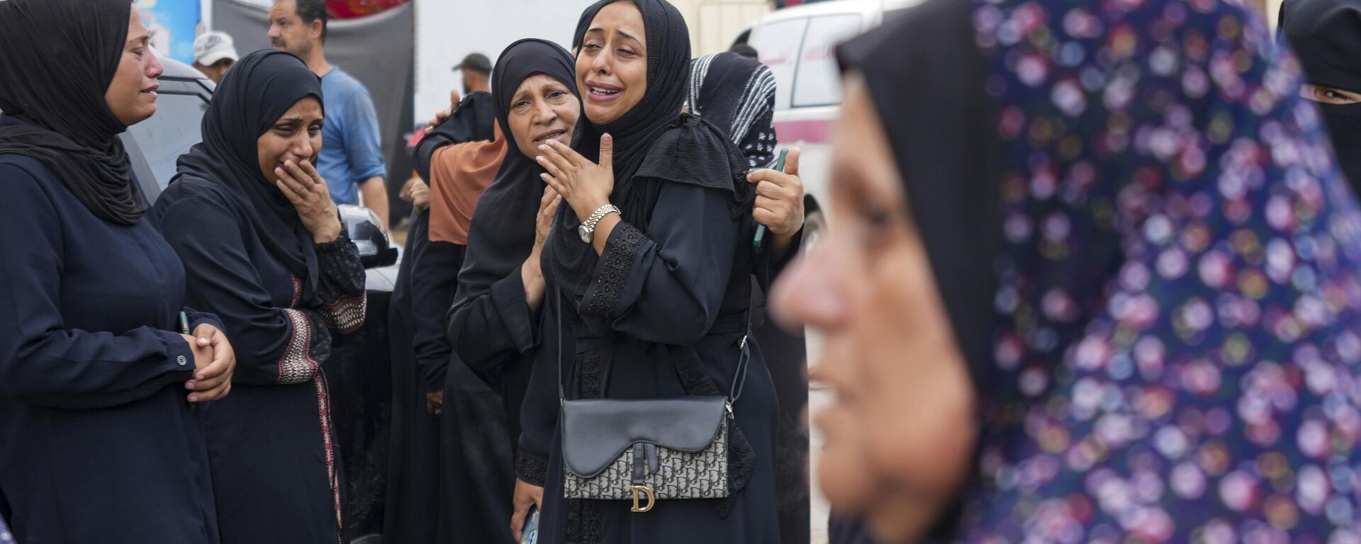 Palestinos llorando a los tres miembros de la defensa civil muertos en el bombardeo israelí del campo de refugiados de Nuseirat, el 28 de junio, 2024 - Sputnik Mundo, 1920, 14.07.2024