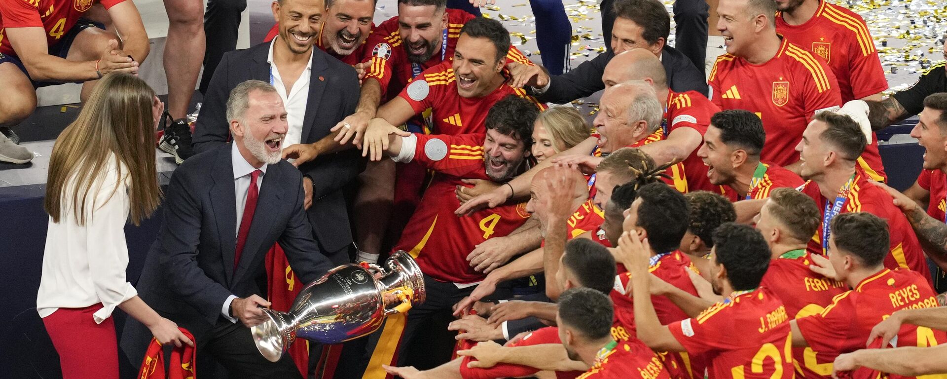 El rey Felipe VI con el trofeo tras la victoria de España en la Eurocopa de fútbol de 2024 en Berlín - Sputnik Mundo, 1920, 15.07.2024