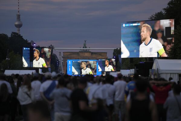 Multitudes de amantes del fútbol acudieron a las calles para ver la transmisión del campeonato.En la foto: el jugador inglés Harry Kane aparece en una pantalla de una zona de aficionados. - Sputnik Mundo