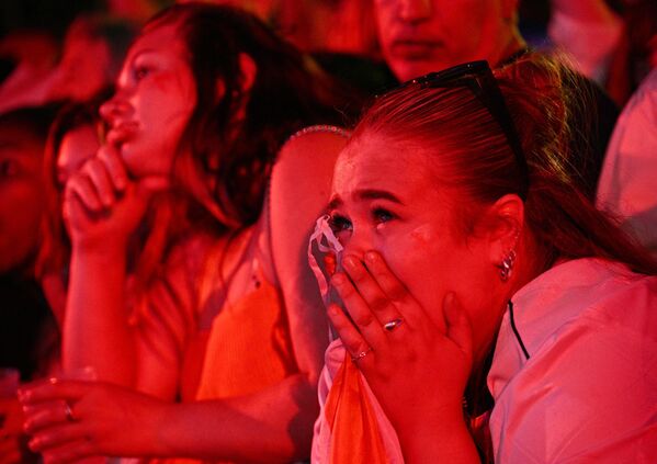 Una aficionada apoyando con el alma y el corazón a la selección inglesa desde las tribunas. - Sputnik Mundo