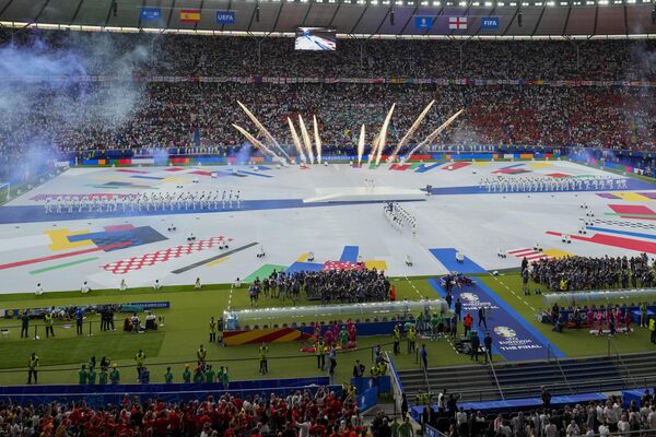 El Campeonato Europeo es organizado por la Unión de Federaciones Europeas de Fútbol (UEFA) cada cuatro años desde 1960.Cada evento deportivo reúne a aficionados al fútbol de todo el mundo, congregando a miles de seguidores en las gradas, lo que no fue una excepción en la Eurocopa 2024. - Sputnik Mundo