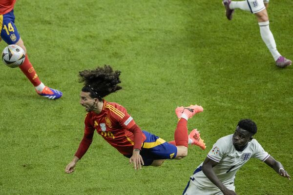 El español Marc Cucurella literalmente voló para alejar el balón de su competidor inglés Bukayo Saka. - Sputnik Mundo