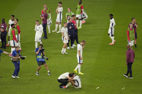 El entrenador británico, Gareth Southgate, consuela al centrocampista Jude Bellingham, devastado tras el partido final. - Sputnik Mundo