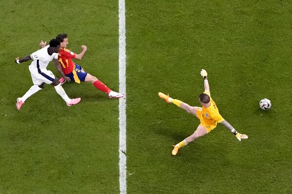 La Selección de fútbol de España ganó por 2 a 1. Los delanteros Nico Williams y Mikel Oyarzabal fueron los autores de los goles del partido.En la foto: Mikel Oyarzabal, en el centro, marca el segundo gol, que predeterminó el triunfo de su equipo. - Sputnik Mundo