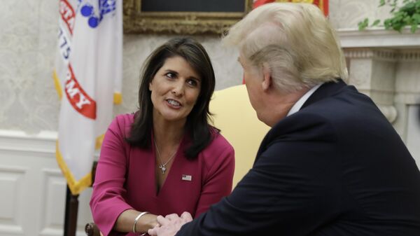 La exembajadora estadounidense ante la ONU, Nikki Haley, y el exmandatario de EEUU, Donald Trump, el 9 de octubre, 2018 - Sputnik Mundo