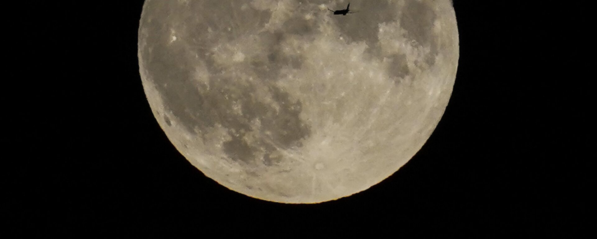 Científicos comprobaron la existencia de un túnel subterráneo en la Luna - Sputnik Mundo, 1920, 16.07.2024