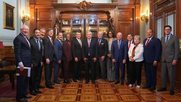 El presidente mexicano Andrés Manuel López Obrador posando junto a la canciller Alicia Bárcena, el embajador de EEUU en México Ken Salazar y legisladores estadounidenses, en Palacio Nacional, el lunes 15 de junio. - Sputnik Mundo