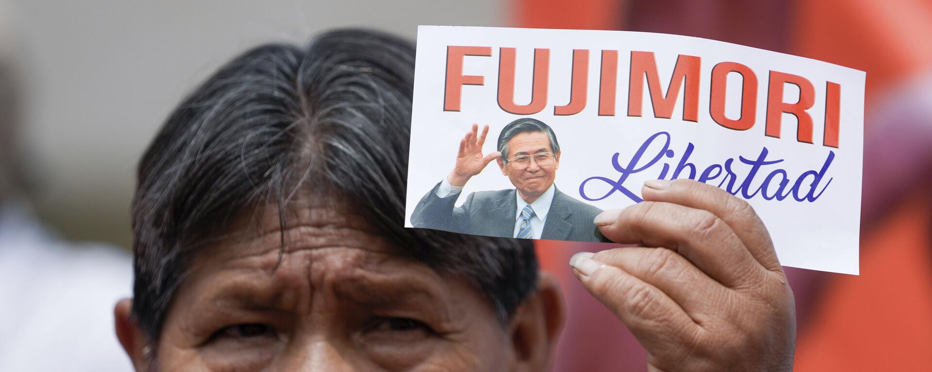 Una simpatizante del expresidente Alberto Fujimori durante una manifestación en favor suyo en 2023 - Sputnik Mundo, 1920, 16.07.2024