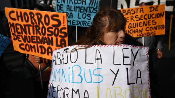 Manifestantes en contra de la política económica de Javier Milei  - Sputnik Mundo