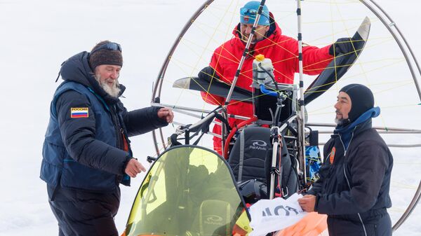 Fiódor Koniújov e Igor Potapkin junto a su parapente a motor - Sputnik Mundo