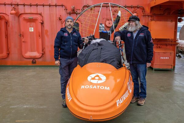 El piloto Igor Potapkin y el viajero Fiódor Koniújov realizan el primer vuelo con éxito del mundo en el Ártico de alta latitud en un parapente a motor desde 86 grados de latitud norte hasta el Polo Norte geográfico los días 7 y 8 de julio de 2024. - Sputnik Mundo