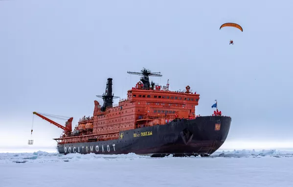 El viajero ruso, Fiódor Kóniujov, y su compatriota, el piloto Igor Potápkin, realizaron con éxito el primer vuelo del mundo en el Ártico de altas latitudes en un parapente biplaza desde los 86º de latitud norte hasta el punto del polo norte geográfico. El viajero ruso, Fiódor Kóniujov, y su compatriota, el piloto Igor Potápkin, realizaron con éxito el primer vuelo del mundo en el Ártico de altas latitudes en un parapente biplaza desde los 86º de latitud norte hasta el punto del polo norte geográfico. - Sputnik Mundo