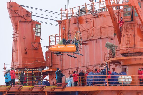 Después de haber alcanzado el Polo Norte, Potapkin y el parapeto regresaron a bordo del rompehielos. A su vez, Koniújov permanecerá en la banquisa con una misión especial — el viajero desplegará una miniestación polar a la deriva para continuar el programa científico del Instituto de Oceanología de la Academia Rusa de las Ciencias. - Sputnik Mundo