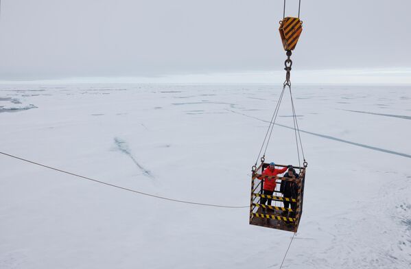 Antes de la salida, el equipo examinó el hielo para comprobar si era adecuado para la salida. - Sputnik Mundo