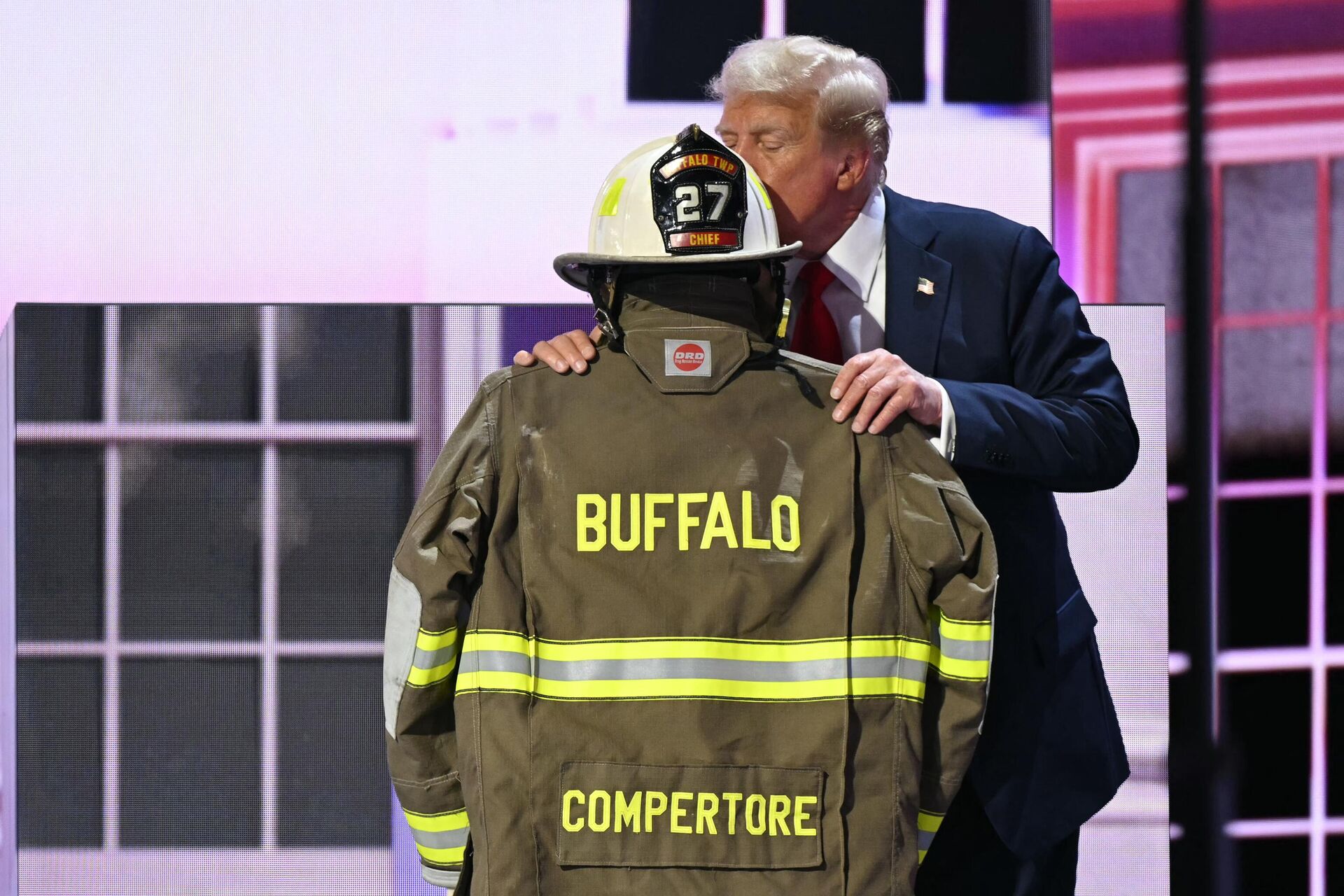 Donald Trump besa un traje de bombero en homenaje a la persona que murió durante el atentado en su contra en Pensilvania - Sputnik Mundo, 1920, 19.07.2024