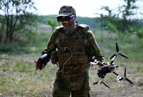 Entrenamiento de operadores de drones FPV del grupo de fuerzas ruso Oeste en la dirección de Kúpiansk en la operación militar especial. - Sputnik Mundo