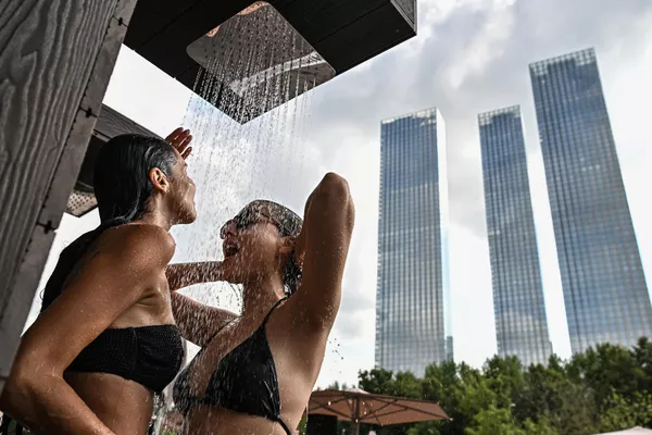 Un grupo de jóvenes duchándose durante la ola de calor en Moscú. Un grupo de jóvenes duchándose durante la ola de calor en Moscú. - Sputnik Mundo
