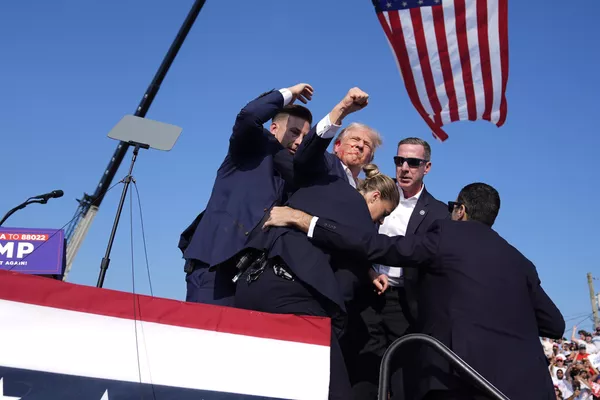 El 13 de julio, el expresidente y candidato puntero en las elecciones presidenciales de EEUU, Donald Trump, sufrió un atentado en su contra durante un evento que encabezó en Pensilvania.En la imagen: Donald Trump hace un gesto mientras abandona el escenario del mitin electoral tras el atentado. El 13 de julio, el expresidente y candidato puntero en las elecciones presidenciales de EEUU, Donald Trump, sufrió un atentado en su contra durante un evento que encabezó en Pensilvania.En la imagen: Donald Trump hace un gesto mientras abandona el escenario del mitin electoral tras el atentado. - Sputnik Mundo