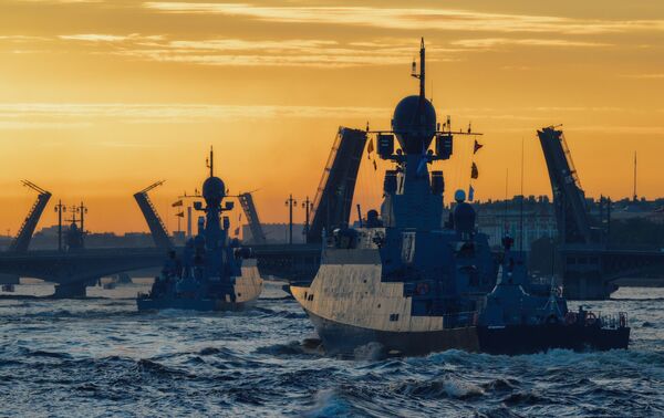 Buques participando en un ensayo del desfile naval del Día de la Armada rusa en San Petersburgo. - Sputnik Mundo