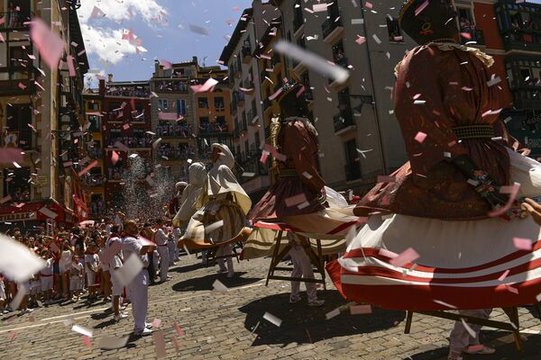 Españoles celebrando el último día de las Fiestas de San Fermín en Pamplona. - Sputnik Mundo