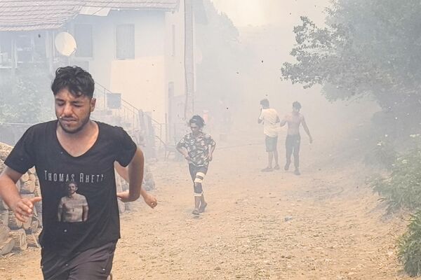 Varias personas huyen después de que un incendio forestal arrasara la localidad de Voden, en el sureste de Bulgaria, durante una ola de calor. - Sputnik Mundo