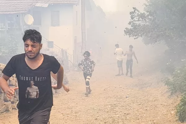 Varias personas huyen después de que un incendio forestal arrasara la localidad de Voden, en el sureste de Bulgaria, durante una ola de calor. Varias personas huyen después de que un incendio forestal arrasara la localidad de Voden, en el sureste de Bulgaria, durante una ola de calor. - Sputnik Mundo