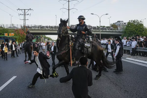 La Policía Montada israelí dispersa a judíos ultraortodoxos que bloqueaban una autopista durante una protesta contra el reclutamiento en el Ejército de Israel. La Policía Montada israelí dispersa a judíos ultraortodoxos que bloqueaban una autopista durante una protesta contra el reclutamiento en el Ejército de Israel. - Sputnik Mundo