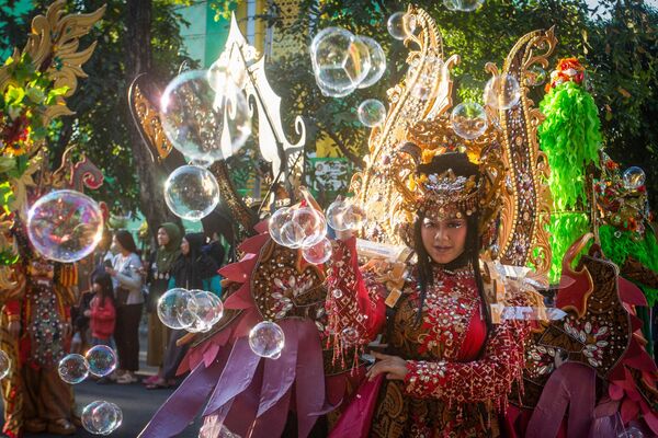 Una artista posando con un extravagante disfraz durante el festival de Solo Batik Carnival en la ciudad de Surakarta, Indonesia. - Sputnik Mundo