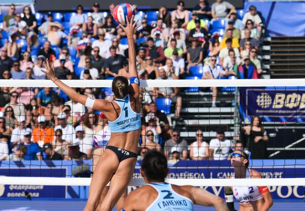 Deportistas jugando un encuentro en la Copa de Rusia de voleibol de playa. - Sputnik Mundo
