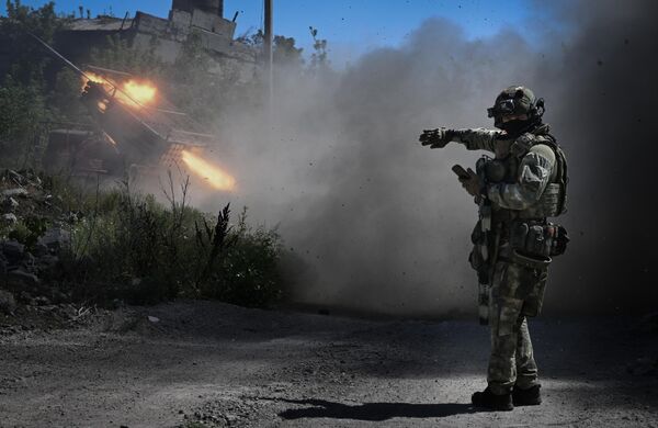 Militares rusos asestan golpes desde un sistema lanzacohetes múltiples BM-21 Grad en la zona de la operación especial en Ucrania. - Sputnik Mundo