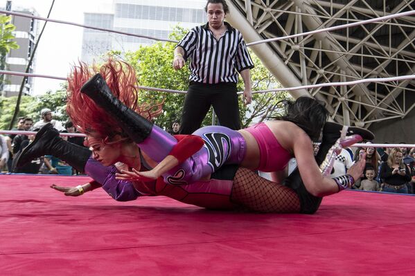 Luchadores disfrazados de personajes de anime libran un combate durante el festival Kamen 2024 en la capital costarricense de San José. - Sputnik Mundo