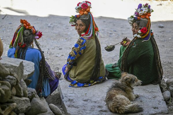 En lo alto del gélido Himalaya indio vive un pueblo aislado que se llama brokpa. Los brokpa carecen de lengua escrita y tienen su propio calendario.En la imagen: un grupo de mujeres de la etnia brokpa sentadas cerca de sus casas en la región india de Ladaj. - Sputnik Mundo