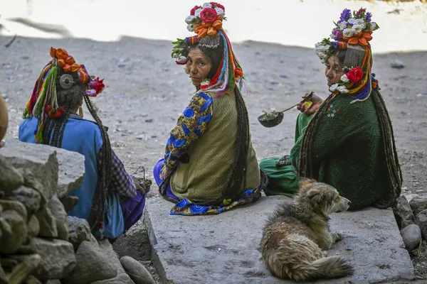En lo alto del gélido Himalaya indio vive un pueblo aislado que se llama brokpa. Los brokpa carecen de lengua escrita y tienen su propio calendario.En la imagen: un grupo de mujeres de la etnia brokpa sentadas cerca de sus casas en la región india de Ladaj. En lo alto del gélido Himalaya indio vive un pueblo aislado que se llama brokpa. Los brokpa carecen de lengua escrita y tienen su propio calendario.En la imagen: un grupo de mujeres de la etnia brokpa sentadas cerca de sus casas en la región india de Ladaj. - Sputnik Mundo