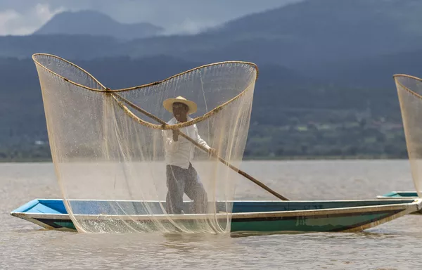 Un hombre pescando en el lago de Pátzcuaro, México. Un hombre pescando en el lago de Pátzcuaro, México. - Sputnik Mundo
