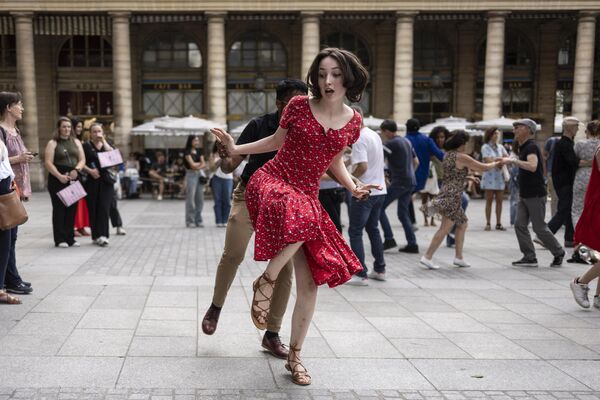 Personas bailan swing frente al teatro de la Comedie Francaise en París. - Sputnik Mundo